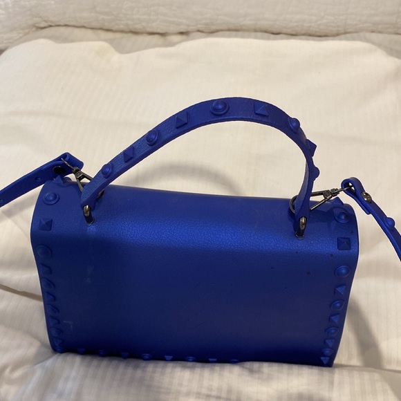 RUBBER STUD PURSE WITH SHOULDER STRAP AND REGULAR HANDLE IN ELECTRIC BLUE - Picture 5 of 8